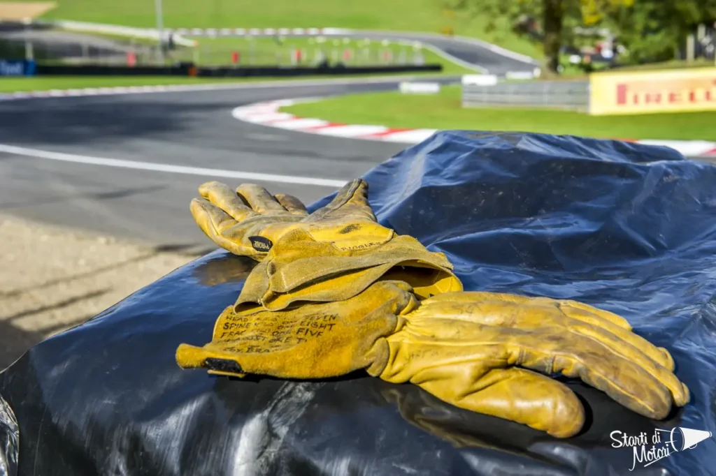 StartidiMotori.com - Gloves Biggles - Brands Hatch